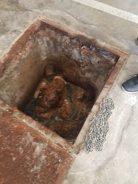 Tubería con malos olores causados por residuos