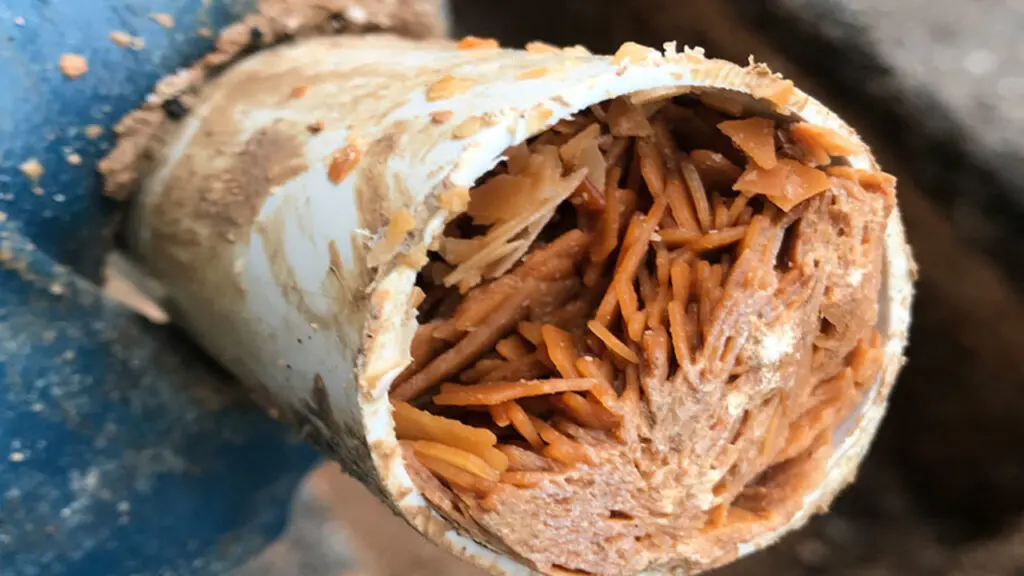Tubería con obstrucción parcial visualizada mediante cámara